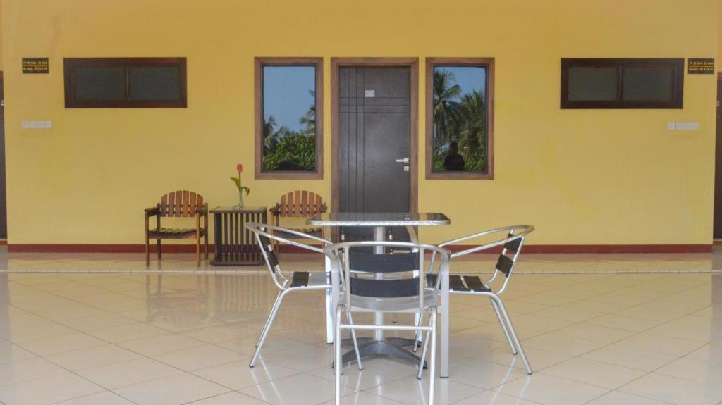 Uni Beach Hotel Pangandaran Extérieur photo