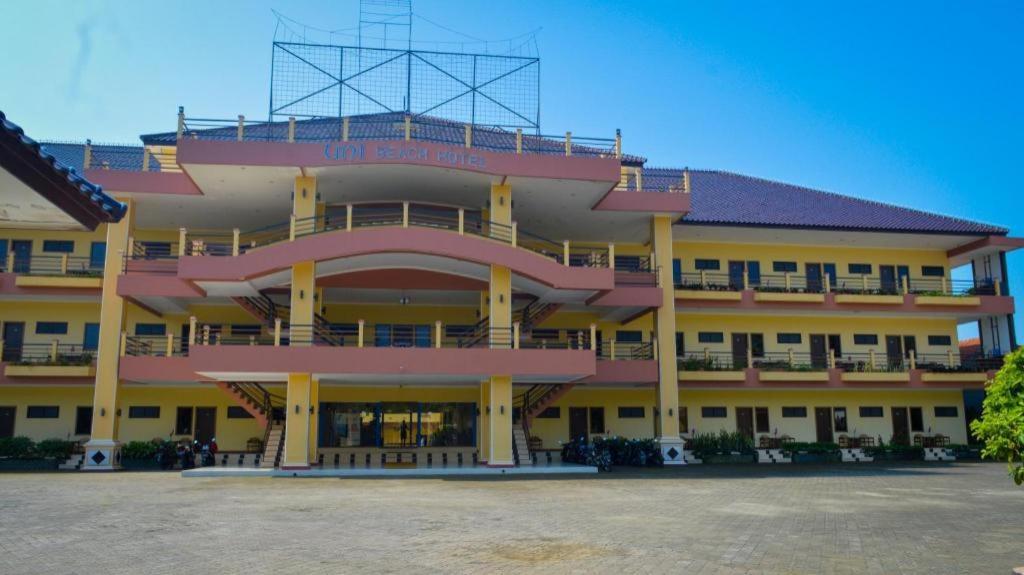 Uni Beach Hotel Pangandaran Extérieur photo